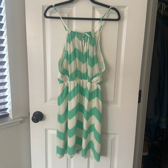 Green and white dress - Picture 2 of 2